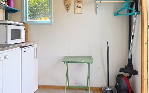 Lötstugan: Pavimentazione, Pavimento, Camera, Mobilia, Soffitto, Dipingere, Color Legno, Cabinetry, Cassetto, Scaffalature
