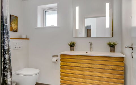 Arsi - 350M from the Sea: Idraulico Fixture, Pavimentazione, Mobiletto Del Bagno, Bagno, Pavimento, Interior Design, Idraulico, Lavandino Del Bagno, Rubinetto, Lavello