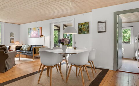 Elenora - 200M from the Sea: Mobilia, Interior Design, Pavimentazione, Pavimento, Pavimento In Legno, Legna, Tavolo, Soffitto, Sedia, Sala Da Pranzo