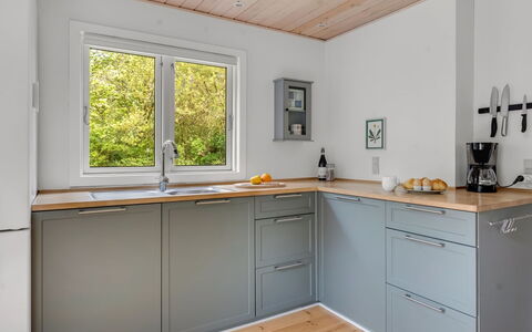 Elenora - 200M from the Sea: Cucina, Pavimentazione, Legna, Controsoffitto, Elettrodomestico Da Cucina, Cabinetry, Interior Design, Pavimento, Mobilia, Apparecchio Major
