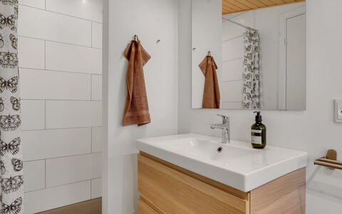 Elenora - 200M from the Sea: Pavimentazione, Interior Design, Pavimento, Idraulico Fixture, Lavandino Del Bagno, Bagno, Mobiletto Del Bagno, Lavello, Cabinetry, Rubinetto