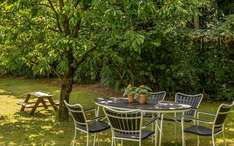 Elenora - 200M from the Sea: Mobilia, Mobili Da Esterno, Giardino, Tavolo Esterno, Shade, Sedia, Prato, Parco, Cortile, Backyard