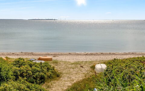 Elenora - 200M from the Sea: Blu, Acqua, Corpo D'Acqua, Risorse Idriche, Ambiente Naturale, Orizzonte, Costa, Spiaggia, Mare