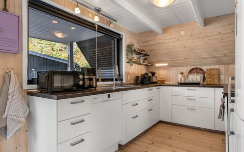 Ilsebeth - from the Sea: Cucina, Controsoffitto, Legna, Elettrodomestico Da Cucina, Interior Design, Apparecchio Major, Pavimentazione, Soffitto, Mobilia, Cabinetry