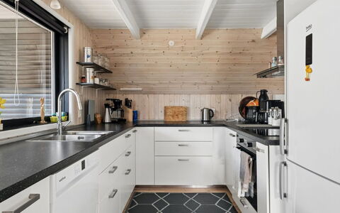 Ilsebeth - from the Sea: Cucina, Controsoffitto, Elettrodomestico Da Cucina, Legna, Apparecchio Major, Pavimentazione, Elettrodomestico, Interior Design, Soffitto, Cabinetry
