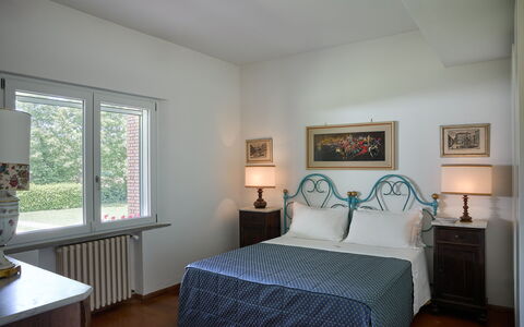 Casa Mancini, Holiday Villa, San Galgano: Letto, Mobilia, Camera Da Letto, Interior Design, Lenzuolo, Bedding, Pavimentazione, Biancheria, Cornice, Pavimento