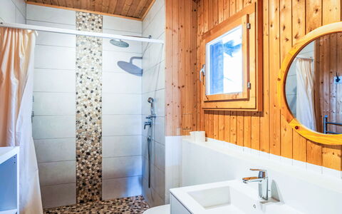 Les Marmottes: Pavimentazione, Legna, Pavimento, Interior Design, Idraulico Fixture, Soffitto, Bagno, Illuminazione, Rubinetto, Camera