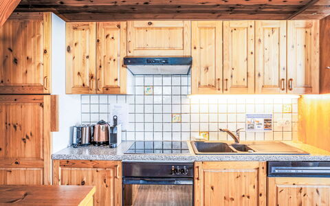 Les Marmottes: Legna, Cucina, Cabinetry, Apparecchio Major, Color Legno, Controsoffitto, Congelamento, Neve, Latifoglie, Elettrodomestico Da Cucina