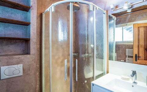 Les Marmottes: Idraulico Fixture, Pavimentazione, Pavimento, Interior Design, Bagno, Rubinetto, Idraulico, Lavello, Soffitto, Illuminazione