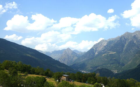 Casa Alenzino: Montagna, Cielo, Geografia Montane, Natura, Collina, Erba, Catena Montuosa, Nube, Paesaggio Naturale, Vegetazione