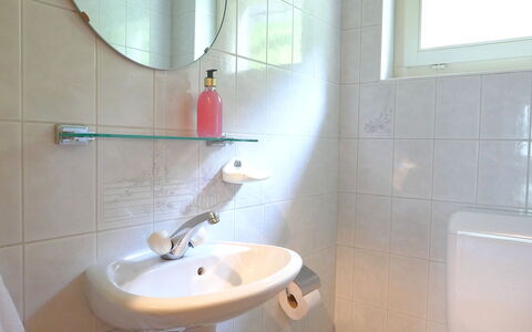 Casa Alenzino: Lavandino Del Bagno, Bagno, Idraulico Fixture, Parete, Lavello, Interior Design, Rubinetto, Idraulico, Pavimentazione, Specchio