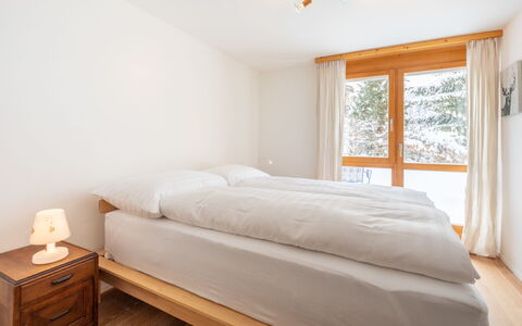 Casa Collina 5I-02: Letto, Interior Design, Camera Da Letto, Legna, Pavimentazione, Mobilia, Pavimento, Lenzuolo, Bedding, Soffitto
