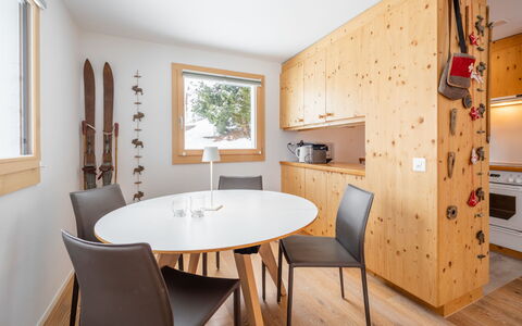 Casa Collina 5I-02: Mobilia, Interior Design, Pavimentazione, Legna, Soffitto, Pavimento, Tavolo, Cucina & Sala Da Pranzo Tavolo, Illuminazione, Sala Da Pranzo