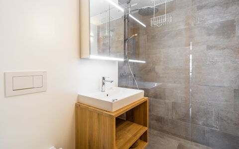 Casa Collina 5I-02: Pavimentazione, Pavimento, Parete, Idraulico Fixture, Interior Design, Legna, Bagno, Lavandino Del Bagno, Soffitto, Idraulico
