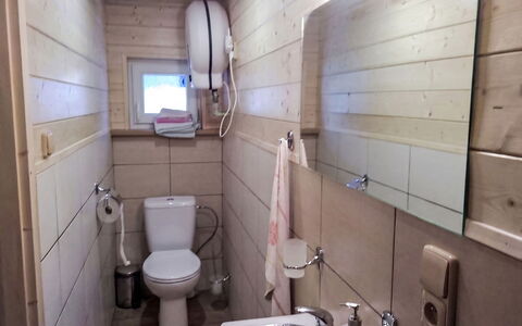 Velke Karlovice 300: Pavimentazione, Legna, Pavimento, Idraulico Fixture, Lavandino Del Bagno, Gabinetto, Bagno, Lavello, Toilet Seat, Camera