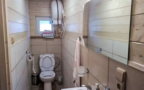 Velke Karlovice 300: Legna, Pavimentazione, Pavimento, Idraulico Fixture, Toilet Seat, Bagno, Gabinetto, Lavandino Del Bagno, Camera, Porta