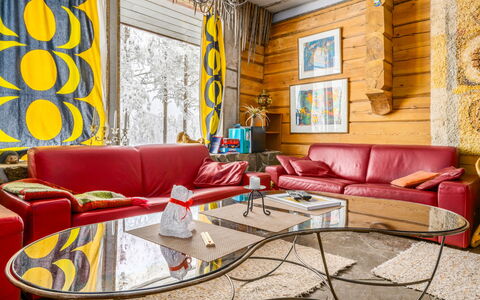 Kivalikkolampi: Mobilia, Interior Design, Pavimentazione, Divano, Legna, Pavimento, Soggiorno, Soffitto, Illuminazione, Camera