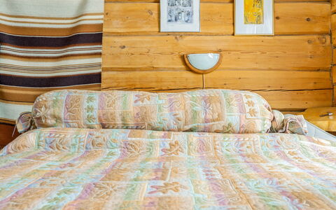 Kivalikkolampi: Mobilia, Legna, Camera Da Letto, Lenzuolo, Letto, Interior Design, Bedding, Biancheria, Tessile, Pavimento