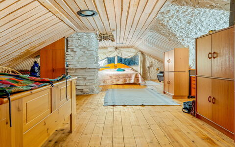 Kivalikkolampi: Legna, Soffitto, Camera Da Letto, Interior Design, Mobilia, Camera, Attico, Illuminazione, Casa, Letto
