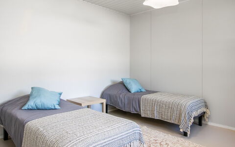 Heinävesi Homes D1: Pavimento, Pavimentazione, Interior Design, Parete, Legna, Soffitto, Camera Da Letto, Camera, Illuminazione, Mobilia