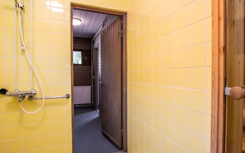 Heinävesi Homes D5: Parete, Pavimentazione, Legna, Pavimento, Idraulico Fixture, Bagno, Idraulico, Interior Design, Piastrella, Materiale Composito