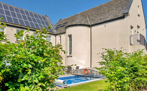 Alexander House: Casa, Casa, Zona Residenziale, Tetto, Arbusto, Villetta, Estate, Giardino, Landscaping, Cortile