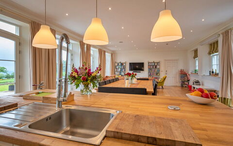 Alexander House: Mobilia, Interior Design, Pavimentazione, Pavimento, Legna, Cucina, Controsoffitto, Soffitto, Pavimento In Legno, Lampada