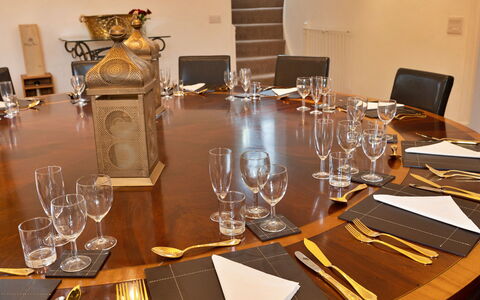 Alexander House: Mobilia, Tavolo, Tavola, Stemware, Interior Design, Sedia, Bicchieri, Cucina & Sala Da Pranzo Tavolo, Sala Da Pranzo, Tovaglia