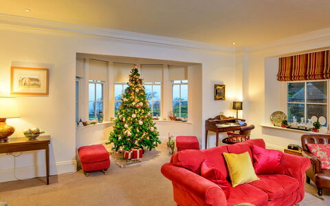 Alexander House: Mobilia, Interior Design, Casa, Legna, Illuminazione, Casa, Soffitto, Pavimentazione, Soggiorno