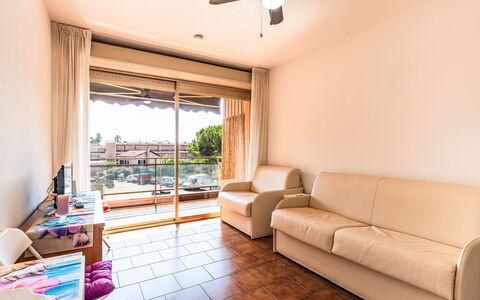 Il Nido: Mobilia, Pavimento, Pavimentazione, Interior Design, Appartamento, Soffitto, Balcone, Shade, Sedia, Color Legno