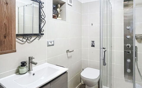 Bluhome: Bagno, Idraulico Fixture, Interior Design, Gabinetto, Lavello, Pavimentazione, Lavandino Del Bagno, Rubinetto, Mobiletto Del Bagno, Pavimento