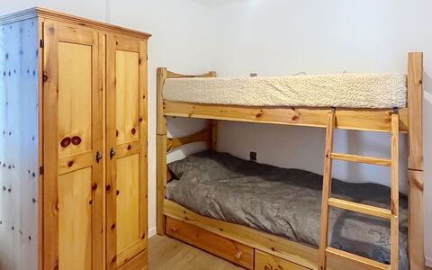 Bluhome: Legna, Mobilia, Letto, Camera Da Letto, Pavimentazione, Pavimento, Letto A Castello, Camera, Interior Design, Bedding