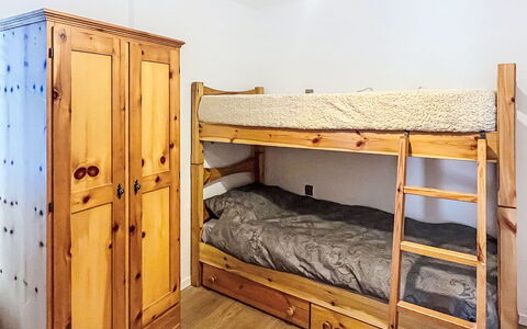 Bluhome: Mobilia, Letto A Castello, Legna, Letto, Camera Da Letto, Pavimento, Pavimentazione, Interior Design, Camera, Bedding