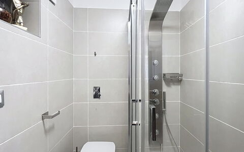 Bluhome: Bagno, Idraulico Fixture, Pavimentazione, Interior Design, Soffione Doccia, Pavimento, Doccia, Idraulico, Gabinetto, Piastrella