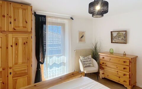 Bluhome: Mobilia, Interior Design, Letto, Camera Da Letto, Legna, Camera, Cassetto, Pavimento, Tessile, Pavimentazione