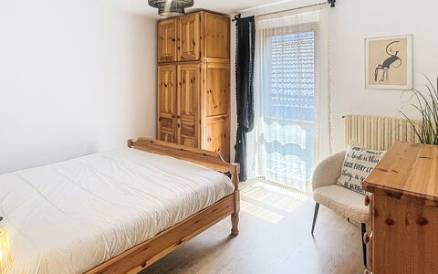 Bluhome: Mobilia, Letto, Camera Da Letto, Interior Design, Legna, Pavimentazione, Bedding, Pavimento, Lenzuolo, Camera