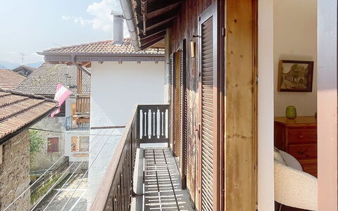Bluhome: Parete, Legna, Architettura, Zona Residenziale, Casa, Porta, Portico, Balcone, Corrimano, Colonna