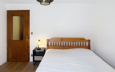 Bluhome: Letto, Mobilia, Camera Da Letto, Bedding, Parete, Interior Design, Lenzuolo, Pavimento, Legna, Pavimentazione