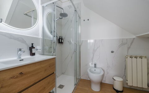 Casa Vacanze al Teatro: Pavimentazione, Idraulico Fixture, Pavimento, Interior Design, Bagno, Lavandino Del Bagno, Legna, Lavello, Rubinetto, Mobiletto Del Bagno