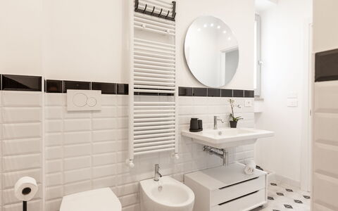 Suite Sinfonia Oro: Pavimentazione, Interior Design, Pavimento, Idraulico Fixture, Gabinetto, Bagno, Lavello, Toilet Seat, Lavandino Del Bagno, Rubinetto