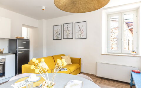 Suite Sinfonia Oro: Mobilia, Interior Design, Pavimento, Pavimentazione, Parete, Camera, Legna, Soffitto, Giallo, Divano