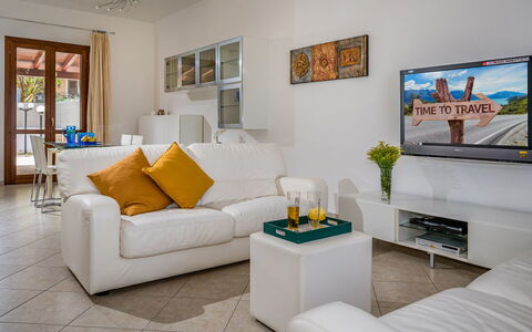 Villa delle Sirene 6: Mobilia, Interior Design, Divano, Pavimentazione, Soggiorno, Pavimento, Camera, Televisione, Soffitto, Tavolo