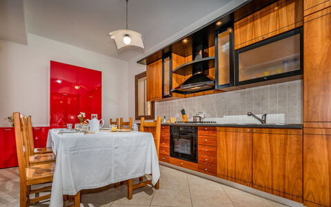 Villa delle Sirene 6: Pavimentazione, Legna, Interior Design, Pavimento, Cucina, Soffitto, Camera, Cabinetry, Illuminazione, Apparecchio Major