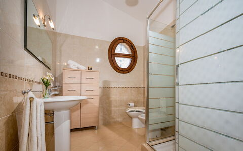 Villa delle Sirene 6: Pavimentazione, Interior Design, Pavimento, Idraulico Fixture, Bagno, Illuminazione, Specchio, Idraulico, Camera, Casa