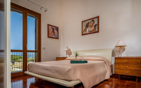 Villa delle Sirene 6: Mobilia, Letto, Interior Design, Camera Da Letto, Parete, Pavimentazione, Pavimento, Legna, Lenzuolo, Camera
