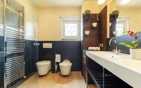 Villa Ninfeo 10+4: Bagno, Idraulico Fixture, Interior Design, Pavimentazione, Lavandino Del Bagno, Parete, Lavello, Pavimento, Rubinetto, Idraulico