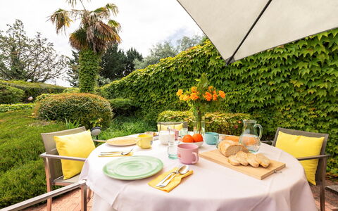 Villa Ninfeo 10+4: Tavola, Cibo, Tavolo, Giardino, Tovaglia, Tavolo Esterno, Mobili Da Esterno, Serveware, Prima Colazione, Dishware