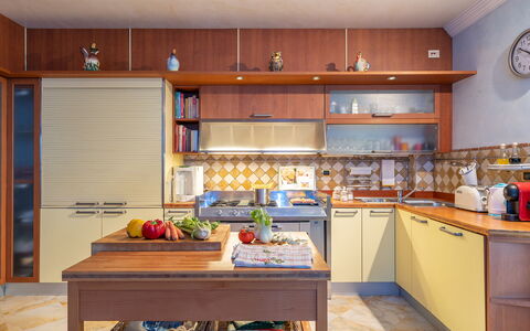 Villa Gabri 8: Cucina, Elettrodomestico Da Cucina, Cabinetry, Mobilia, Controsoffitto, Interior Design, Apparecchio Major, Pavimentazione, Legna, Credenza