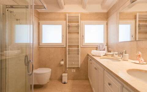 Tenuta Scialandre 10: Pavimentazione, Pavimento, Idraulico Fixture, Interior Design, Legna, Bagno, Lavello, Lavandino Del Bagno, Illuminazione, Rubinetto
