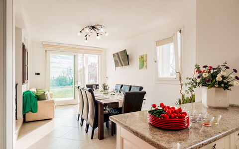 Villa Sanssouci 8: Mobilia, Interior Design, Pavimentazione, Tavolo, Cucina & Sala Da Pranzo Tavolo, Sedia, Sala Da Pranzo, Camera, Illuminazione, Soffitto